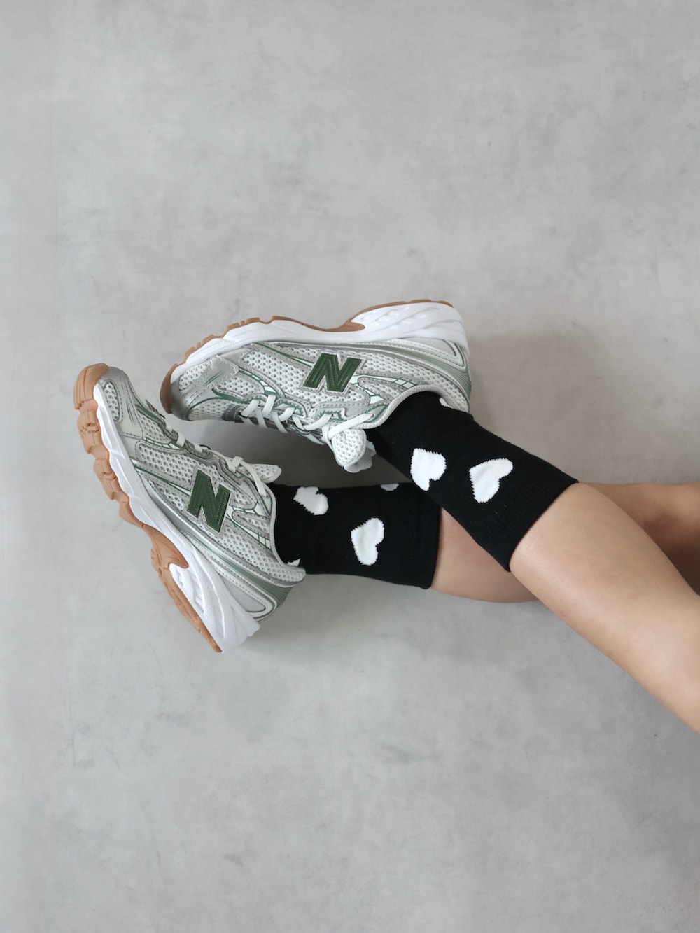 ブルー系のシャツ/ブラウス、ブラック系のパーカー、グリーン系のその他パンツを着用したキッズの秋コーディネートの4枚目の写真