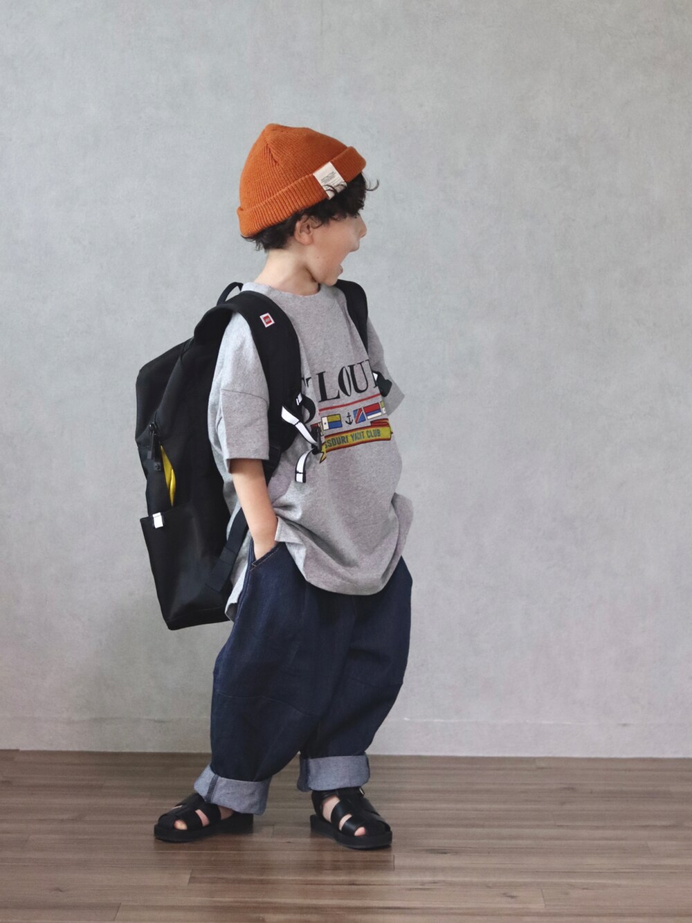 グレー系のTシャツ/カットソー、ブルー系のその他パンツ、ブラック系のサンダルを着用したキッズの夏コーディネートの3枚目の写真