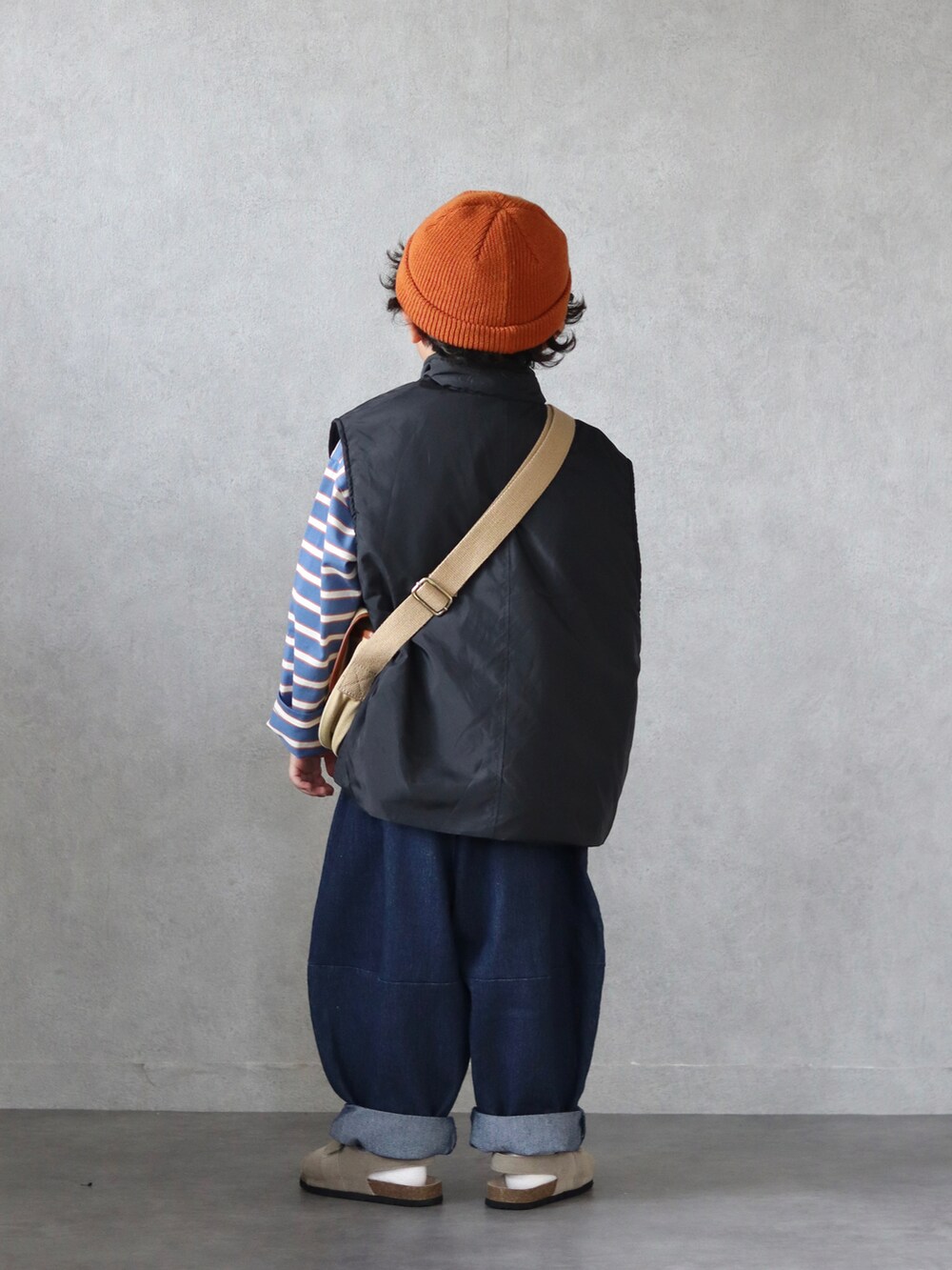 ブラック系のブルゾン、ブルー系のTシャツ/カットソー、ブルー系のその他パンツを着用したキッズの秋コーディネートの4枚目の写真