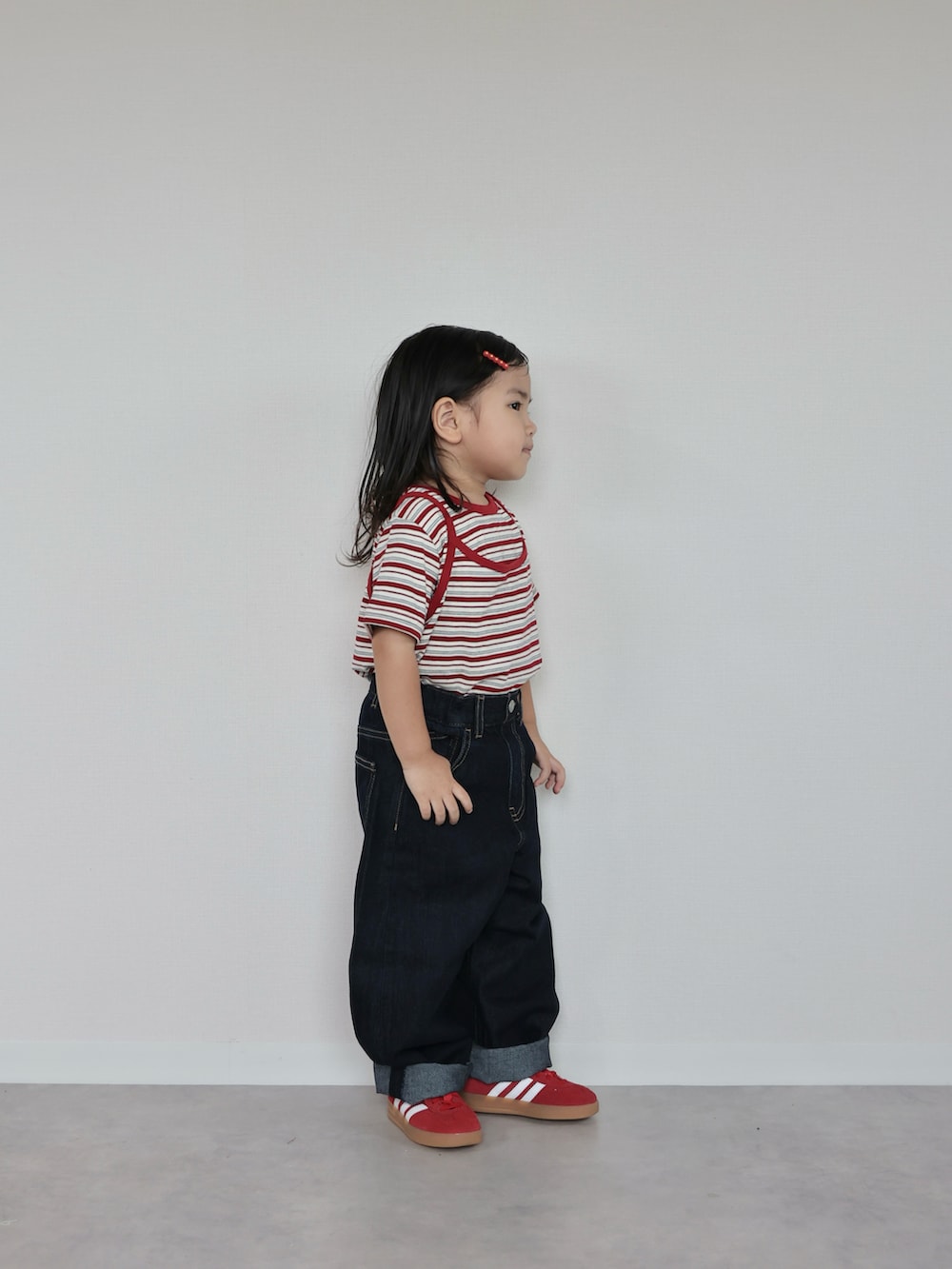 レッド系のスニーカー、ホワイト系のTシャツ/カットソー、ブルー系のパンツを着用したキッズの夏コーディネートの4枚目の写真