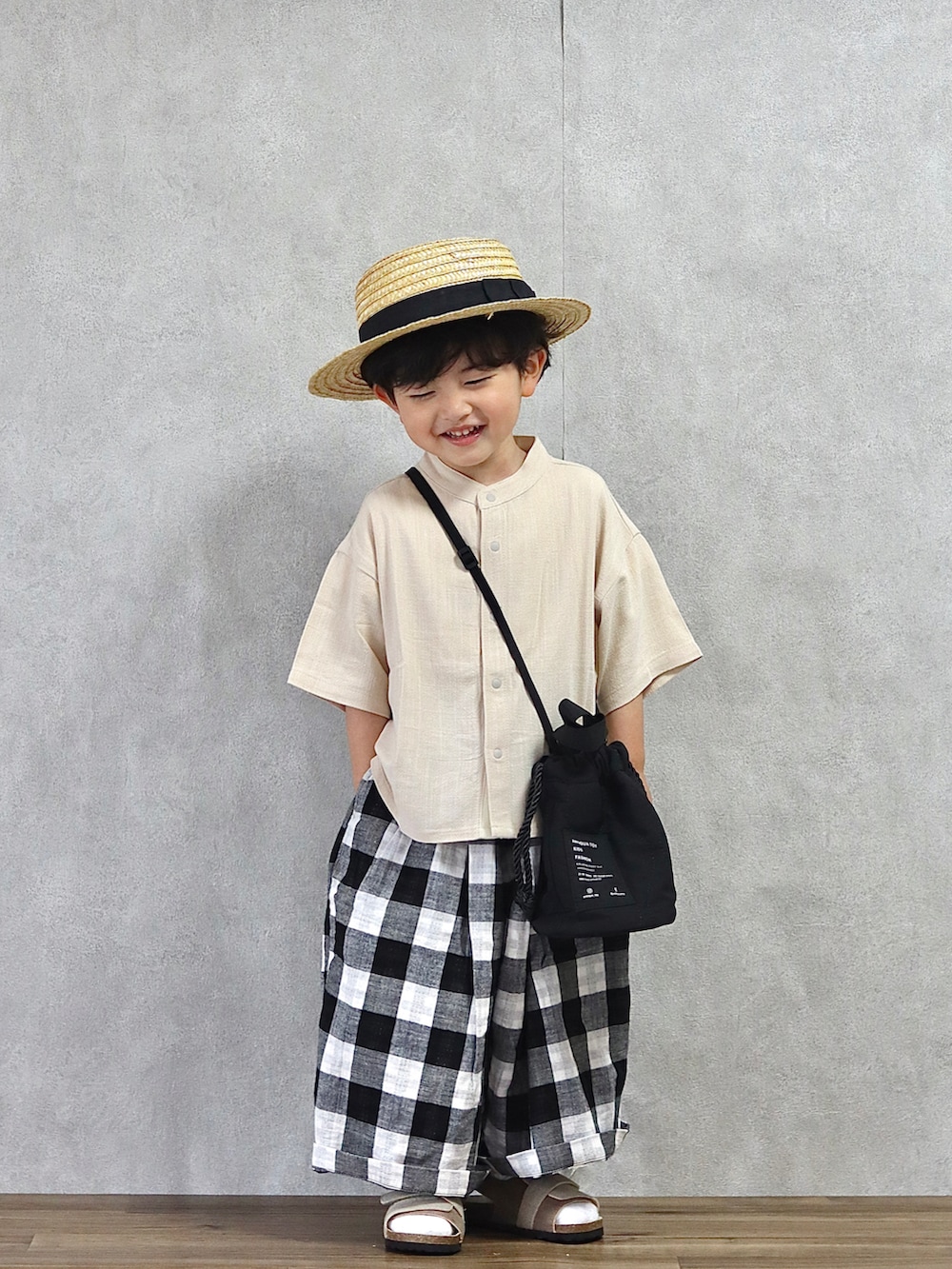 ベージュ系のシャツ/ブラウス、ベージュ系のその他パンツ、ベージュ系のサンダルを着用したキッズの春コーディネートの2枚目の写真