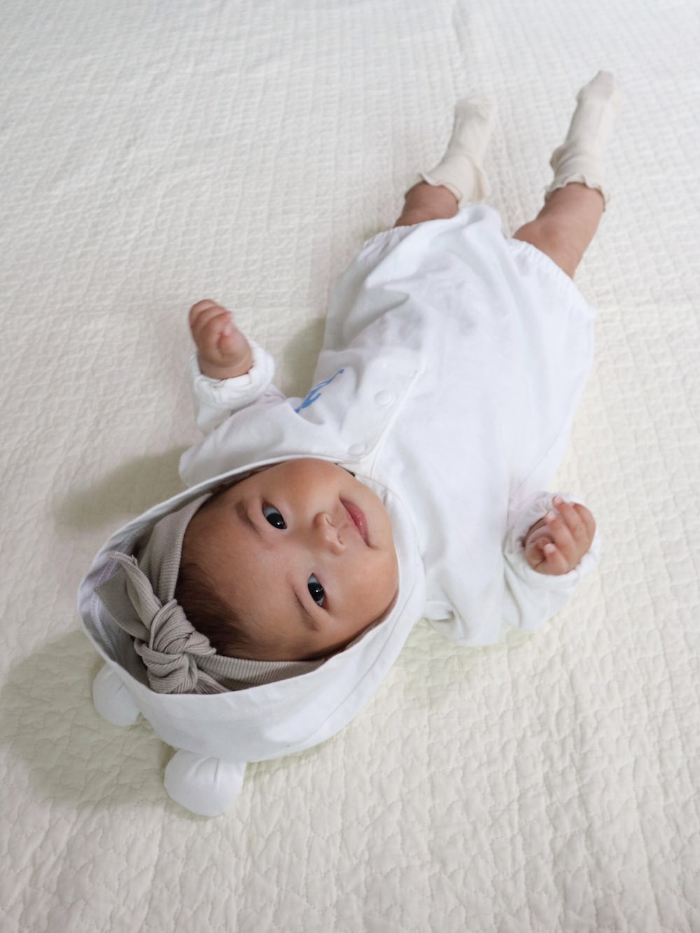 ホワイト系のTシャツ/カットソー、グリーン系のカーゴパンツ、ホワイト系のロンパースを着用したキッズの春コーディネートの5枚目の写真