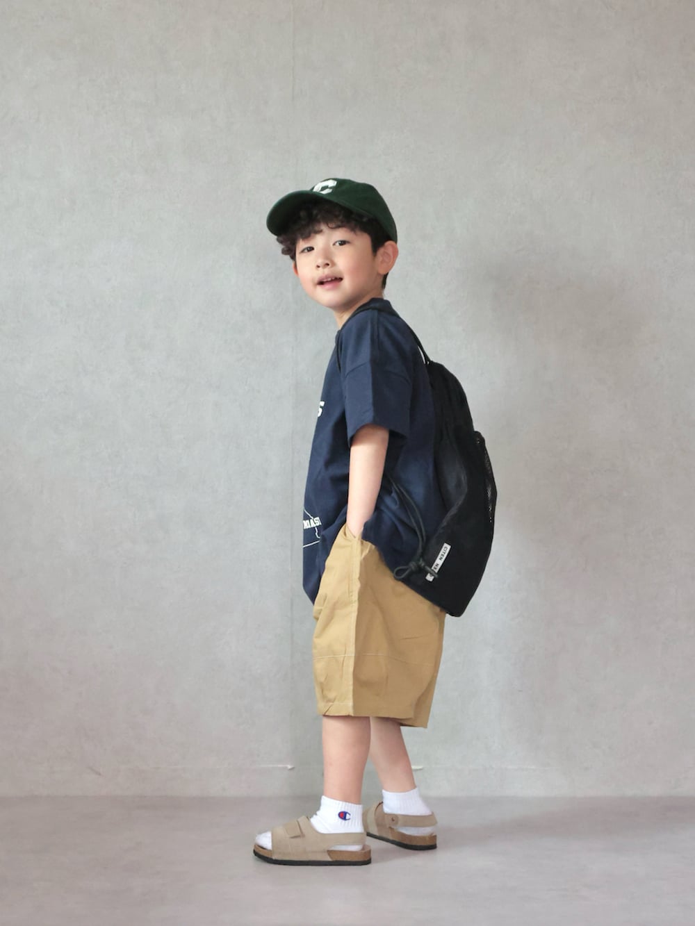 ブルー系のTシャツ/カットソー、ベージュ系のその他パンツ、ベージュ系のサンダルを着用したキッズの春コーディネートの2枚目の写真