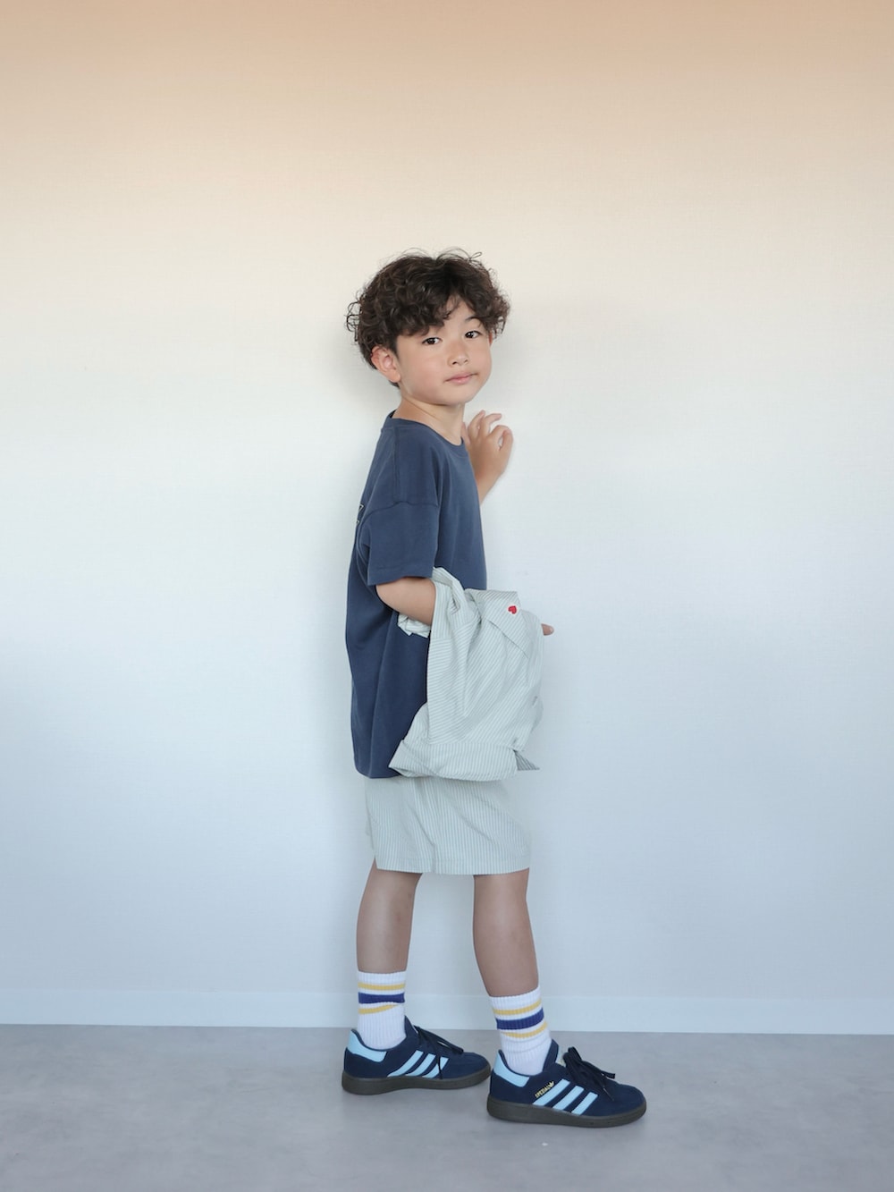 ブルー系のTシャツ/カットソー、グリーン系のセットアップ、ブルー系のスニーカーを着用したキッズの夏コーディネートの4枚目の写真