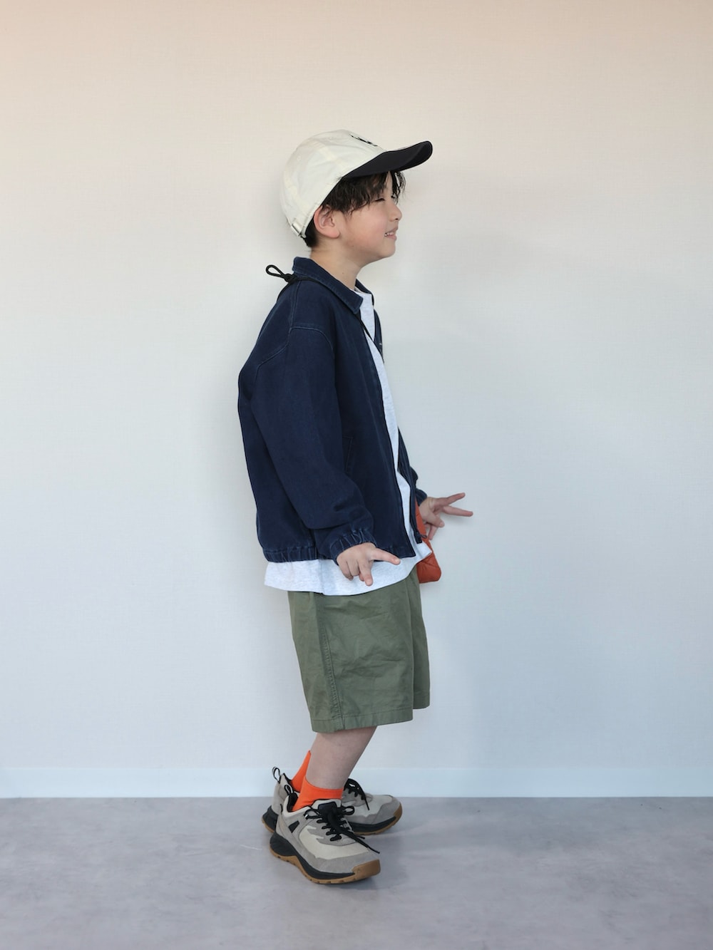 ブルー系のジャケット/アウター、グレー系のTシャツ/カットソー、グリーン系のパンツを着用したキッズの春コーディネートの2枚目の写真