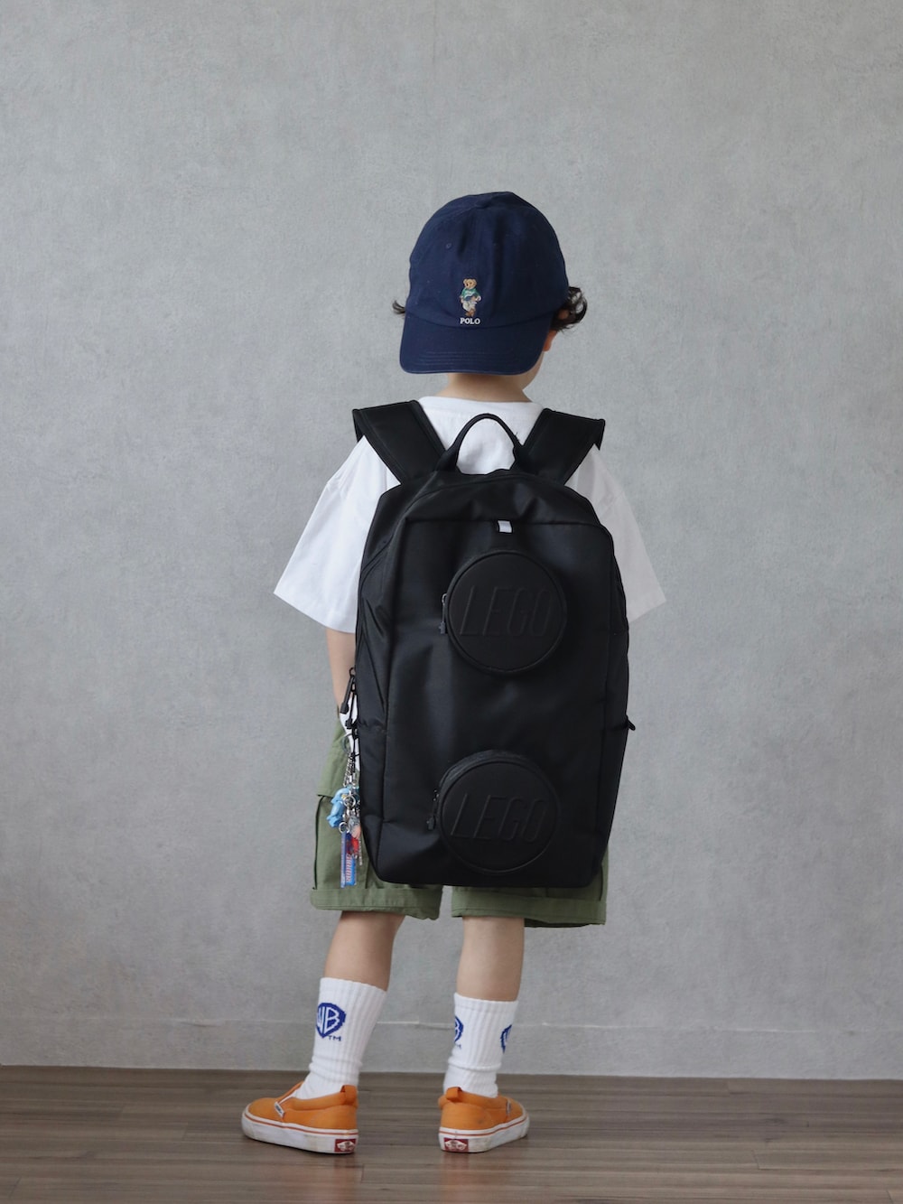 ホワイト系のTシャツ/カットソー、グリーン系のカーゴパンツ、オレンジ系のスニーカーを着用したキッズの夏コーディネートの3枚目の写真