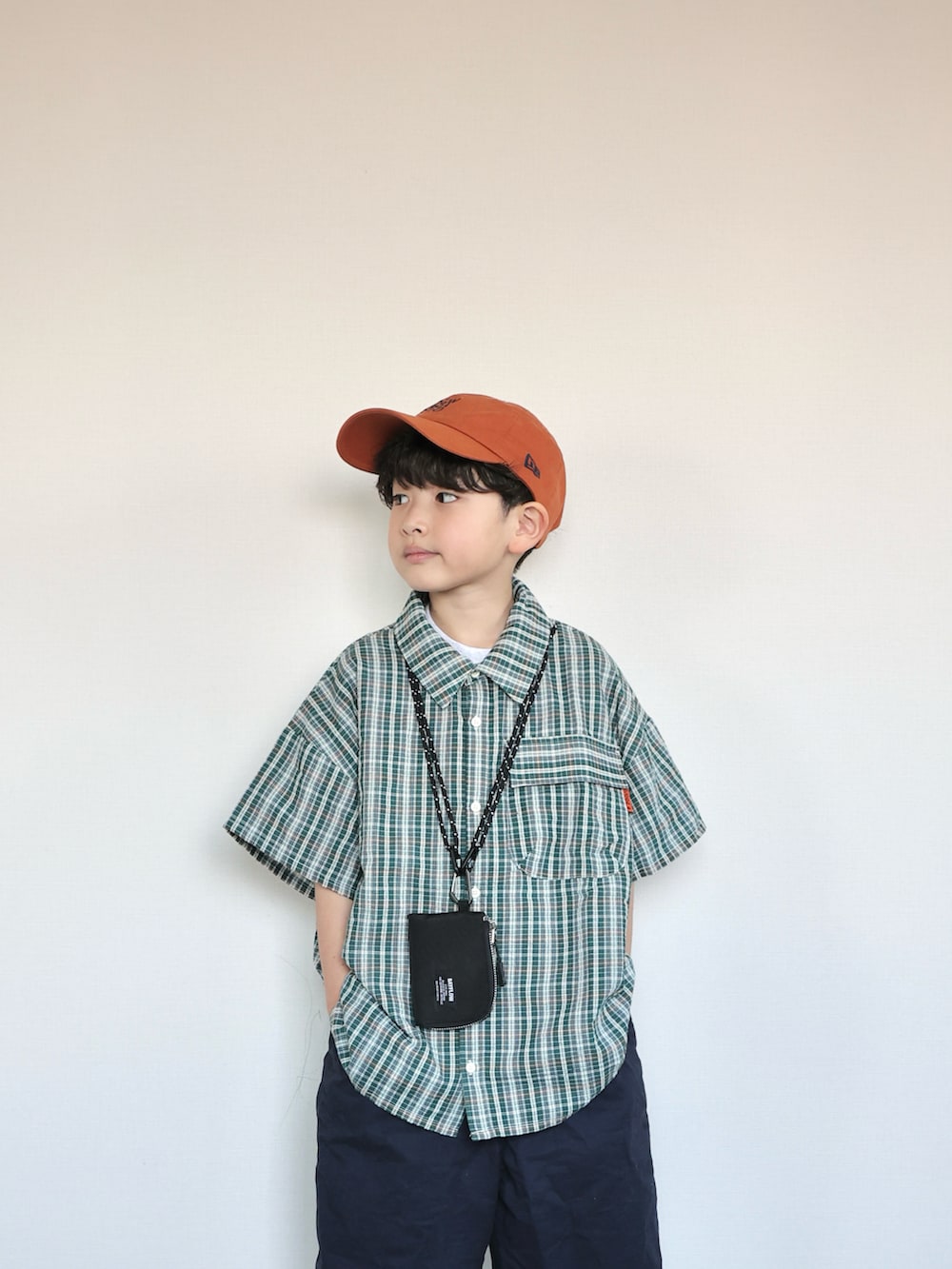 グリーン系のシャツ/ブラウス、ベージュ系のスニーカー、ブルー系のパンツを着用したキッズの春コーディネートの4枚目の写真