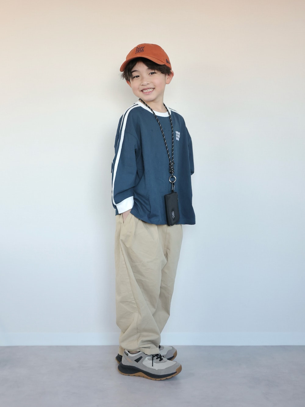 ブルー系のTシャツ/カットソー、ベージュ系のその他パンツ、ベージュ系のスニーカーを着用したキッズの冬コーディネートの2枚目の写真