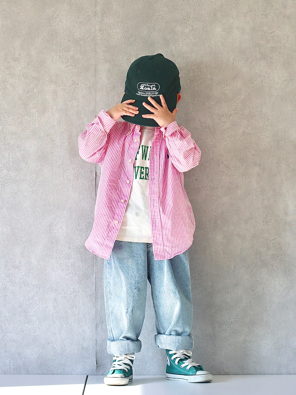 ピンク系のシャツ/ブラウス、ホワイト系のTシャツ/カットソー、ブルー系のデニムパンツを着用したキッズの春コーディネートの3枚目の写真