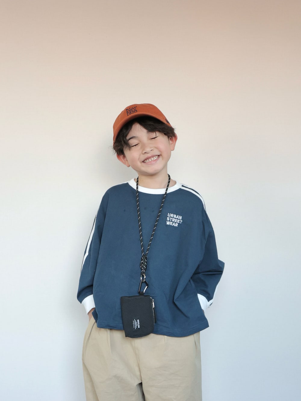 ブルー系のTシャツ/カットソー、ベージュ系のその他パンツ、ベージュ系のスニーカーを着用したキッズの冬コーディネートの4枚目の写真