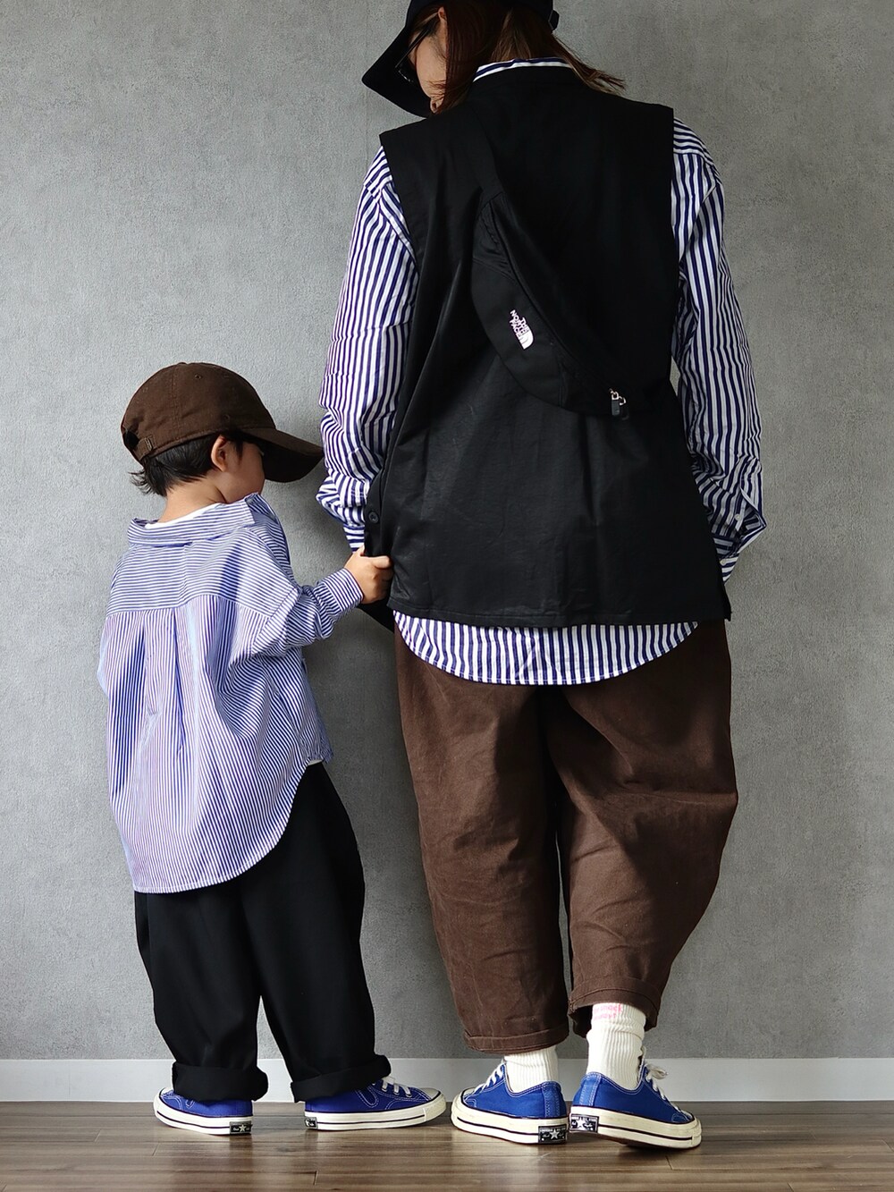 ブルー系のシャツ/ブラウス、ホワイト系のTシャツ/カットソー、ブルー系のスニーカーを着用したキッズの秋コーディネートの3枚目の写真