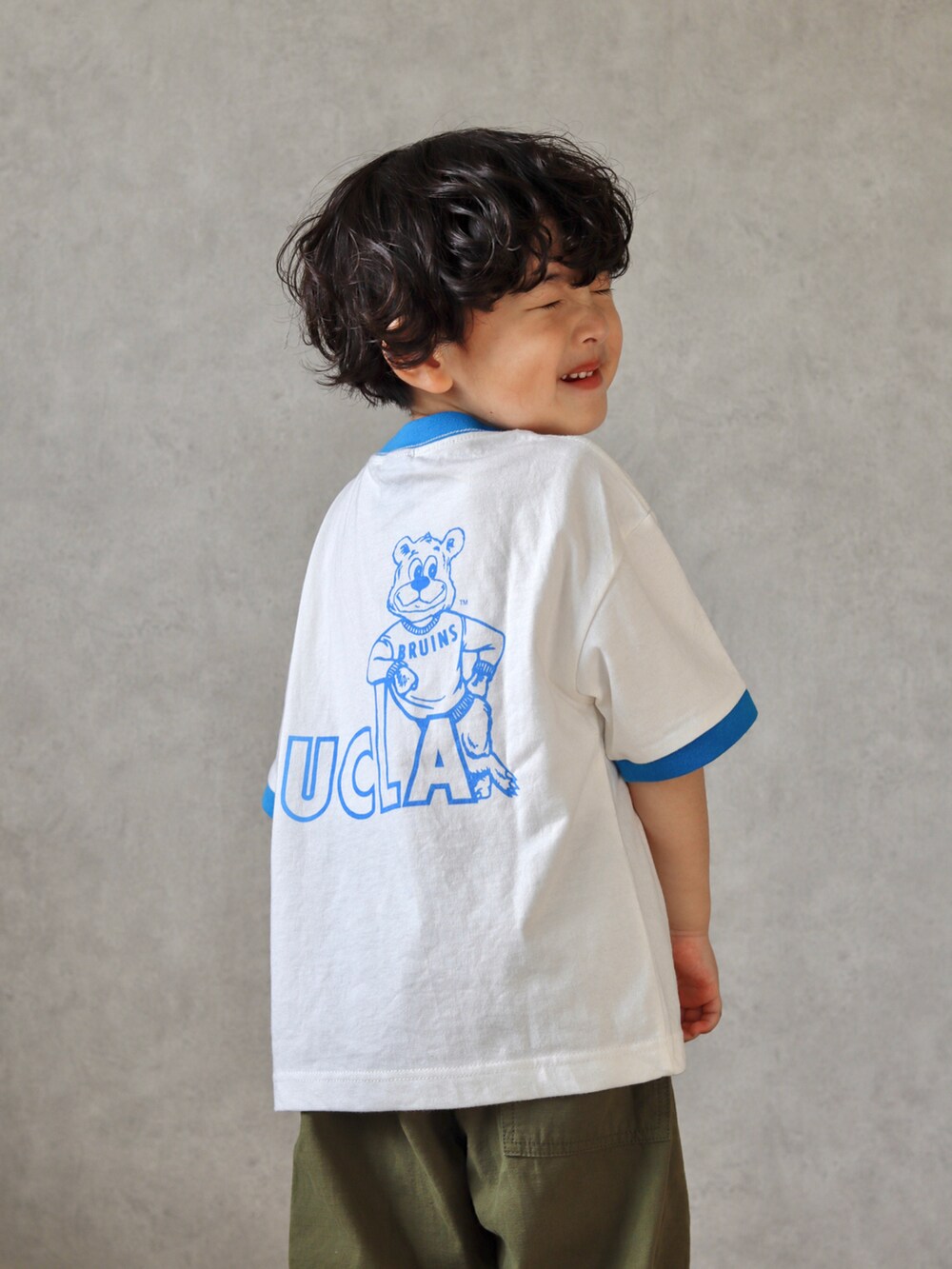 ホワイト系のTシャツ/カットソー、グリーン系のカーゴパンツ、ホワイト系のロンパースを着用したキッズの春コーディネートの2枚目の写真