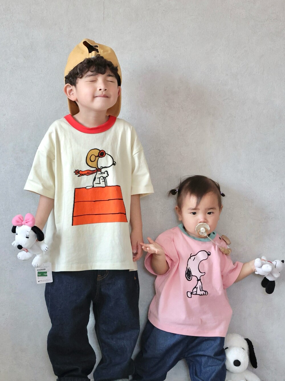 ホワイト系のTシャツ/カットソー、ピンク系のTシャツ/カットソー、ブルー系のデニムパンツを着用したキッズの春コーディネートの5枚目の写真
