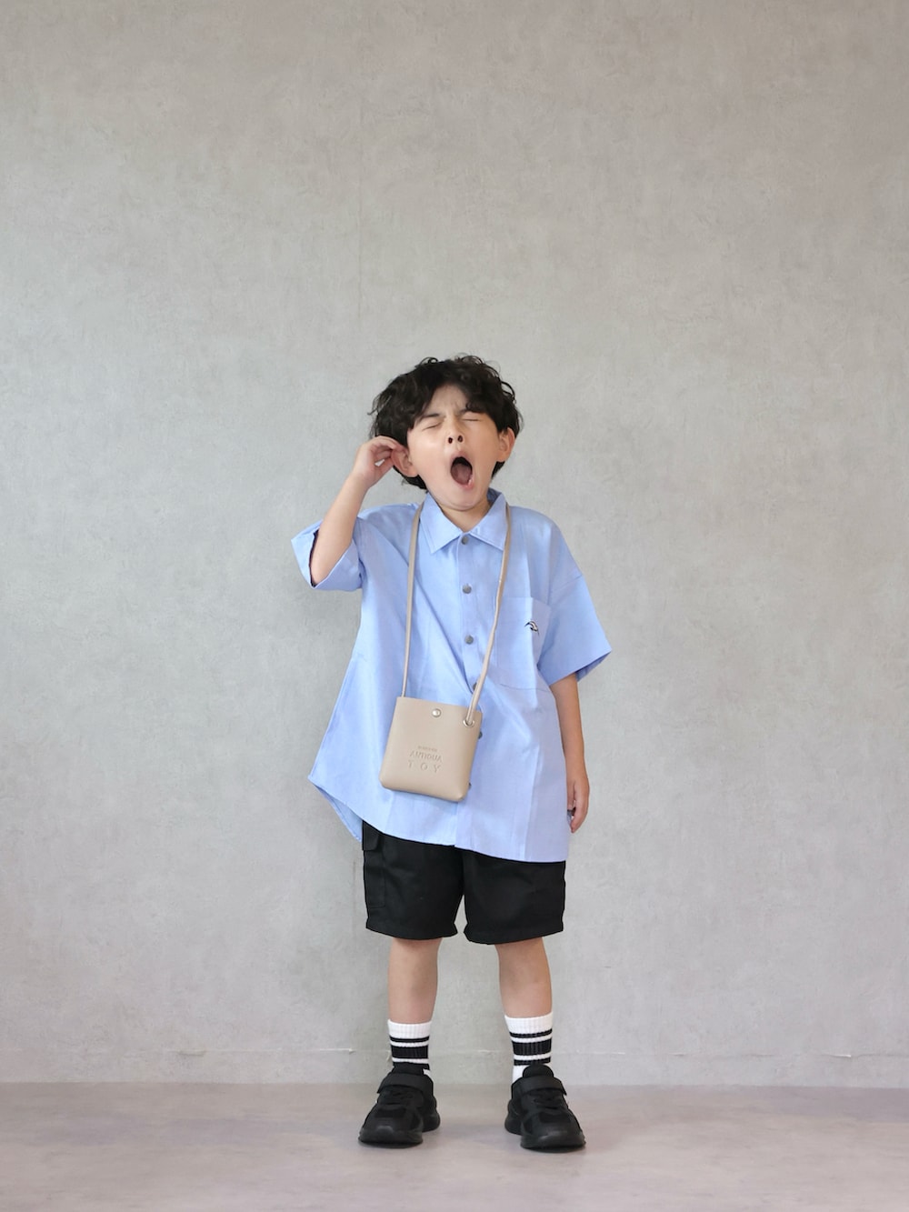 ブルー系のシャツ/ブラウス、ブラック系のその他パンツ、ブラック系のスニーカーを着用したキッズの夏コーディネートの5枚目の写真