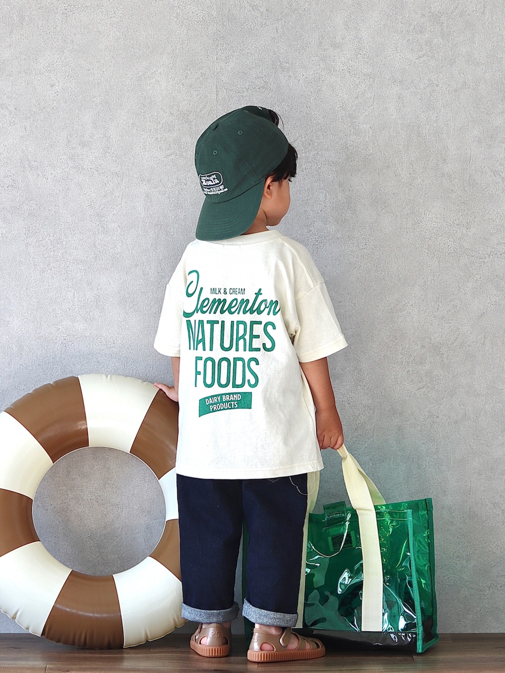 ホワイト系のTシャツ/カットソー、ブルー系のデニムパンツ、ベージュ系のサンダルを着用したキッズの夏コーディネートの3枚目の写真