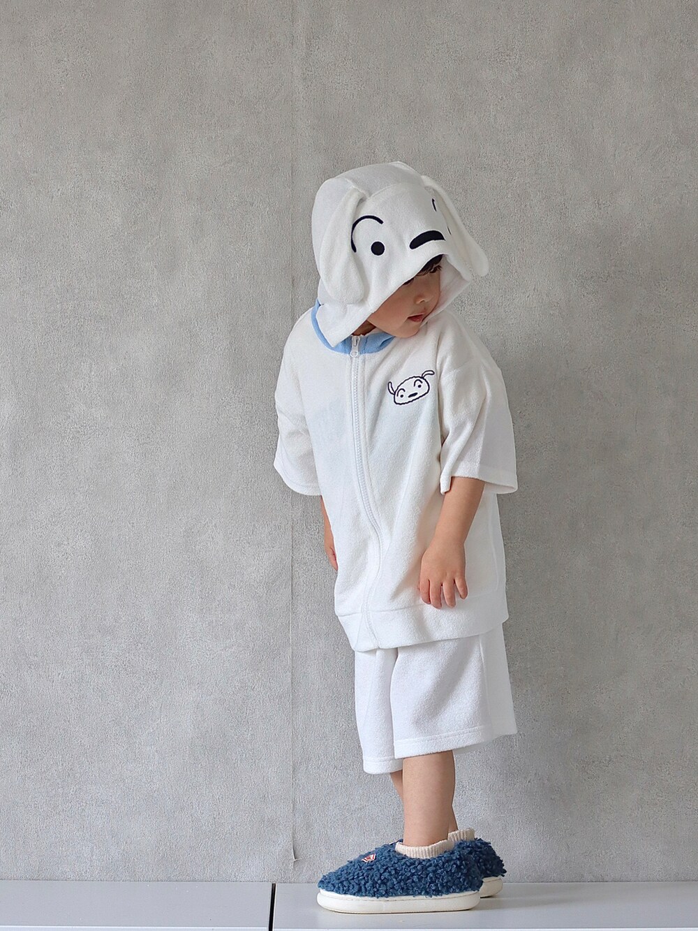 ホワイト系のルームウェア/パジャマ、オレンジ系の家具を着用したキッズの春コーディネートの2枚目の写真