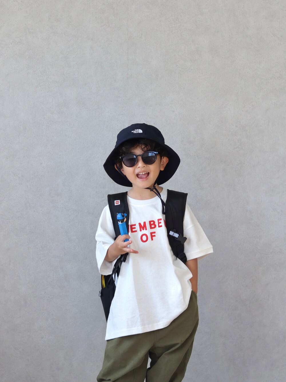 ホワイト系のTシャツ/カットソー、グリーン系のカーゴパンツ、レッド系のスニーカーを着用したキッズの夏コーディネートの4枚目の写真