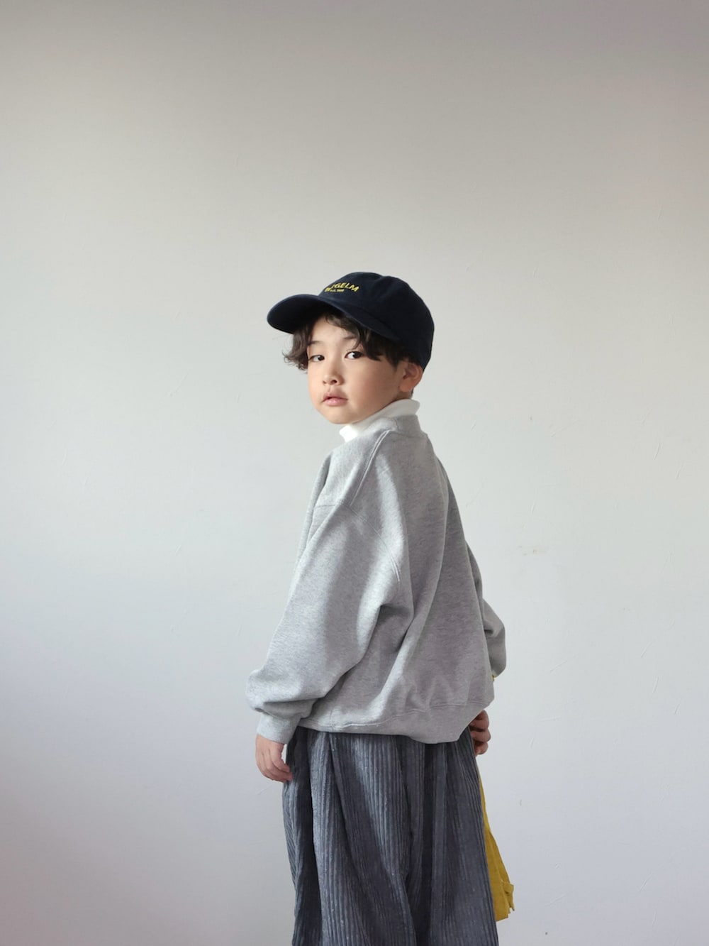 グレー系のスウェット、ホワイト系のTシャツ/カットソー、グレー系のその他パンツを着用したキッズの秋コーディネートの5枚目の写真