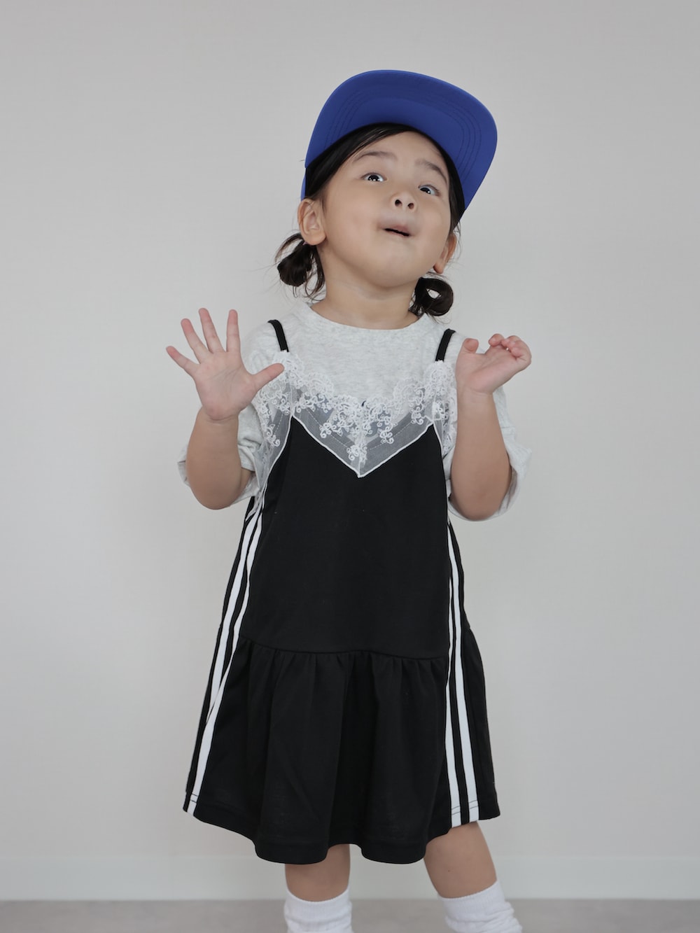 その他のTシャツ/カットソー、ブラック系のチュニック、ブラック系のスニーカーを着用したキッズの夏コーディネートの5枚目の写真