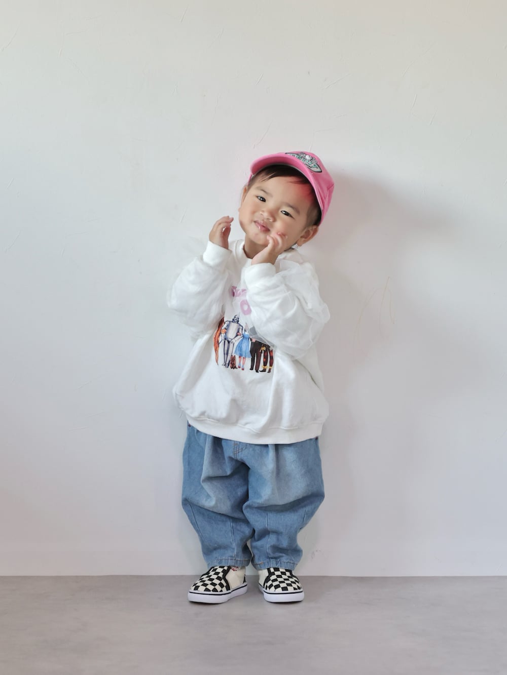 ホワイト系のスウェット、ブルー系のその他パンツ、ブラック系のスニーカーを着用したキッズの冬コーディネートの2枚目の写真