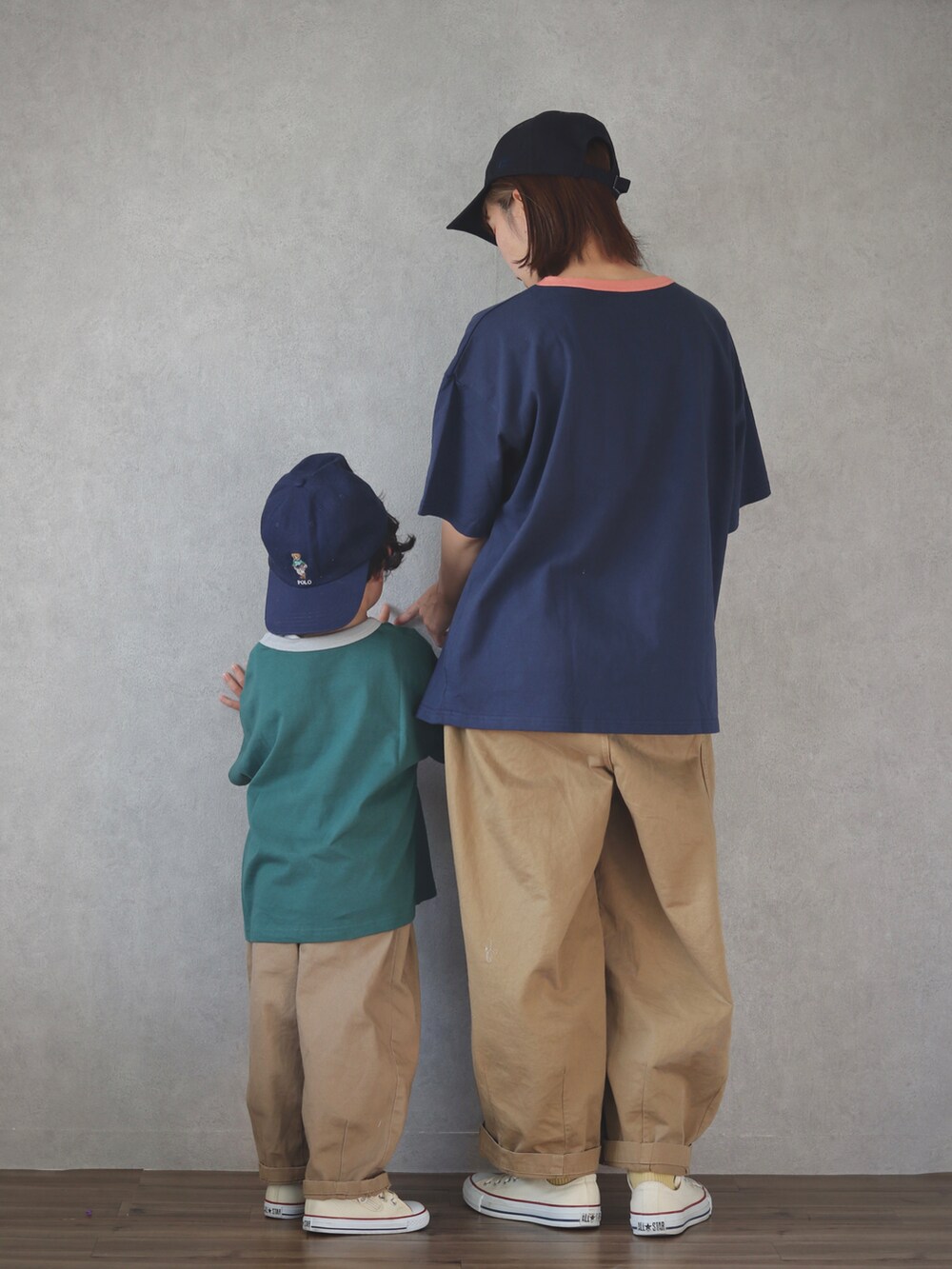 ベージュ系のその他パンツ、ホワイト系のスニーカー、ベージュ系のチノパンツを着用したキッズの春コーディネートの2枚目の写真