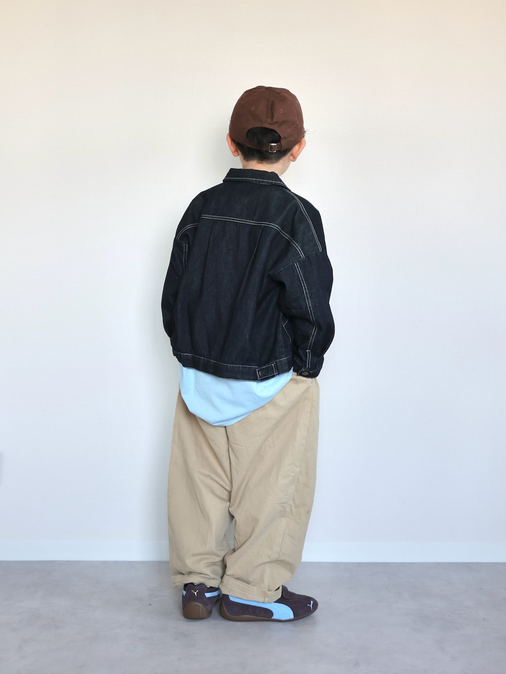 ブルー系のTシャツ/カットソー、ベージュ系のその他パンツ、ブラウン系のスニーカーを着用したキッズの春コーディネートの3枚目の写真