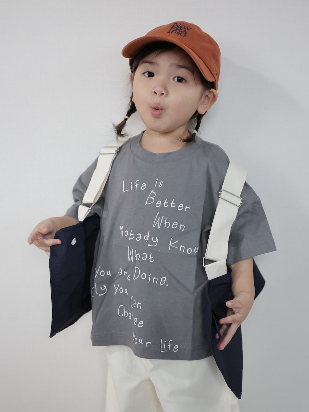その他のTシャツ/カットソー、ホワイト系のパンツ、ブルー系のベストを着用したキッズの春コーディネートの2枚目の写真