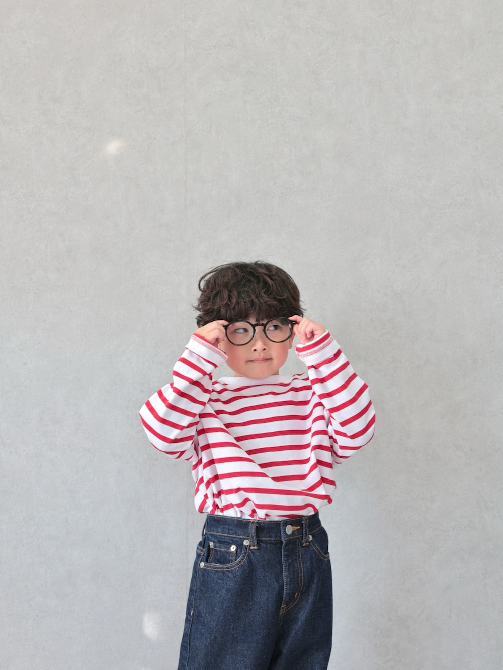 ブルー系のカバーオール、レッド系のTシャツ/カットソー、ブルー系のデニムパンツを着用したキッズの春コーディネートの5枚目の写真