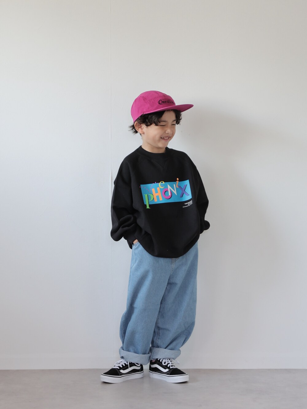 ブラック系のスウェット、ブルー系のデニムパンツ、ブラック系のスニーカーを着用したキッズの秋コーディネートの5枚目の写真