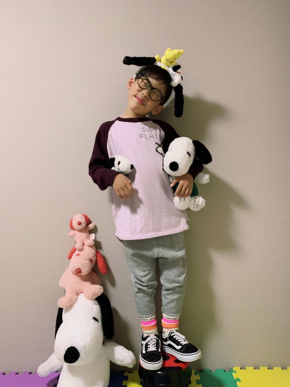 ピンク系のTシャツ/カットソー、グレー系のスウェットパンツ、ブラック系のスニーカーを着用したキッズの冬コーディネートの2枚目の写真