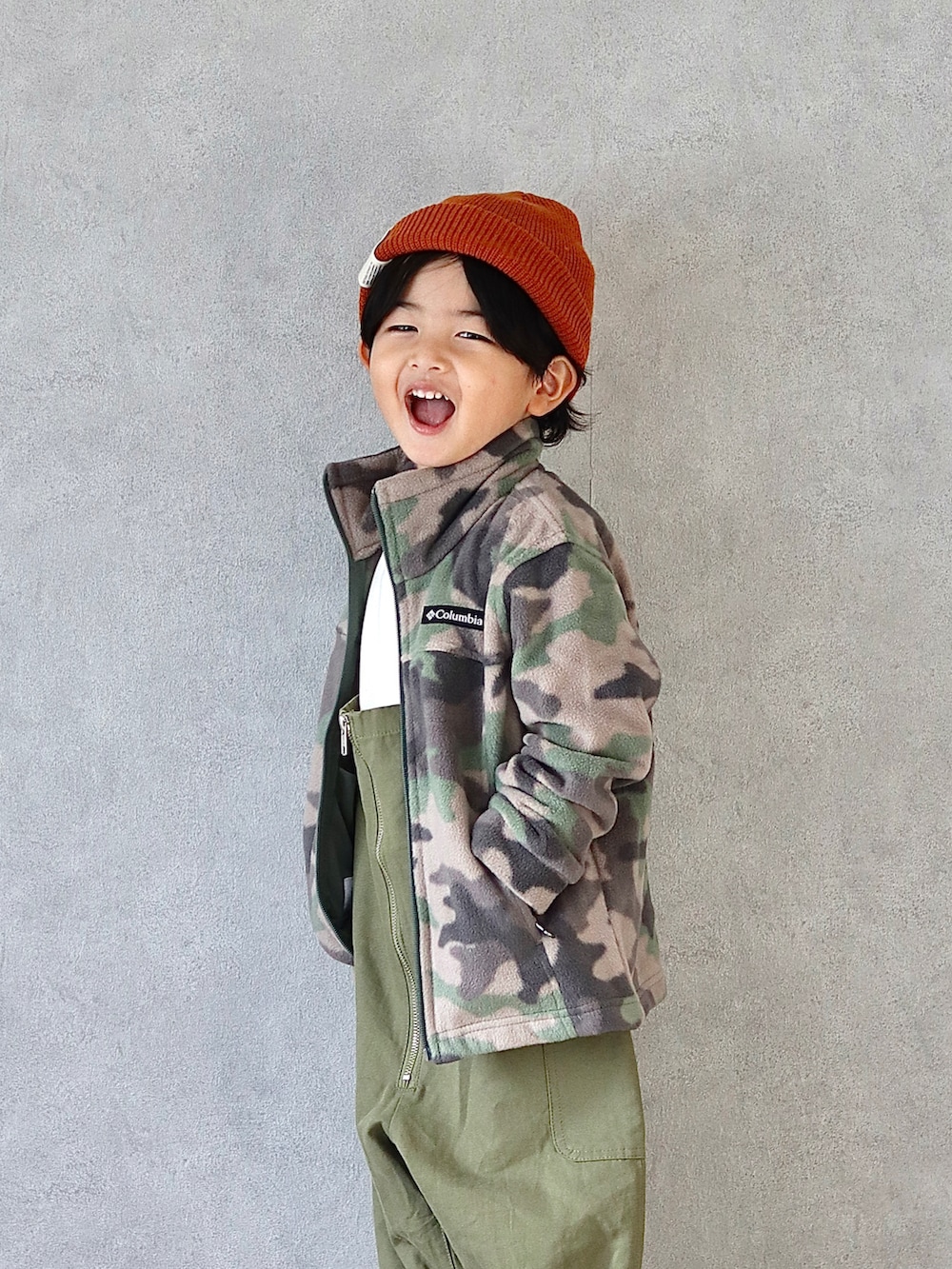 グリーン系のその他アウター、グリーン系のサロペット/オーバーオール、ホワイト系のTシャツ/カットソーを着用したキッズの秋コーディネートの2枚目の写真