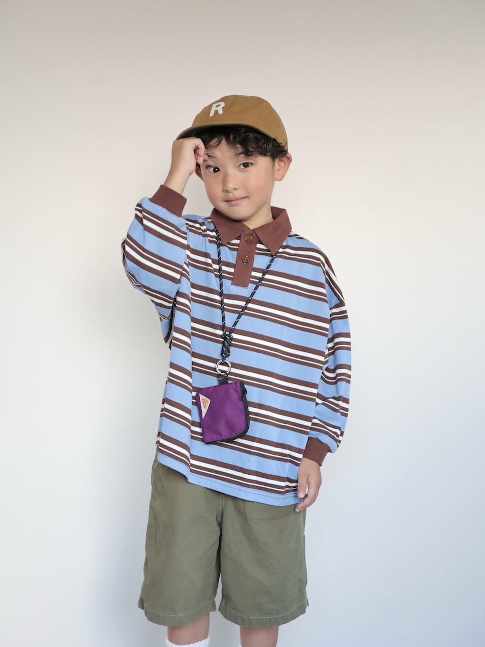 グレー系のスニーカー、ブルー系のTシャツ/カットソー、グリーン系のパンツを着用したキッズの夏コーディネートの5枚目の写真