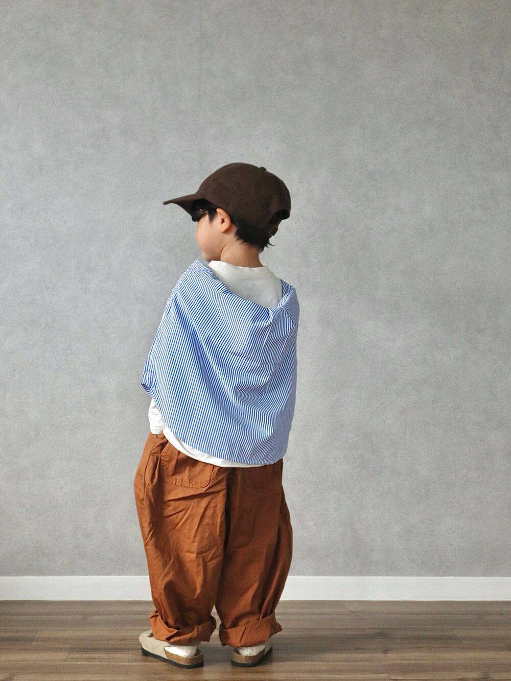 ブルー系のシャツ/ブラウス、ホワイト系のTシャツ/カットソー、イエロー系のその他パンツを着用したキッズの秋コーディネートの3枚目の写真