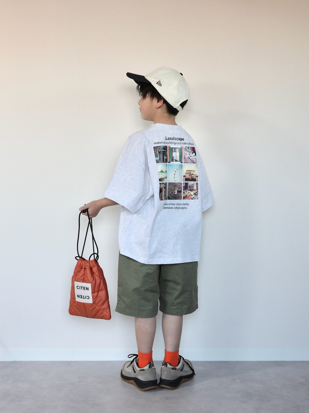 ブルー系のジャケット/アウター、グレー系のTシャツ/カットソー、グリーン系のパンツを着用したキッズの春コーディネートの4枚目の写真