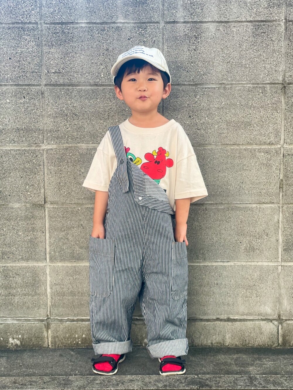 ホワイト系のTシャツ/カットソー、その他のサロペット/オーバーオール、ブラック系のサンダルを着用したキッズの夏コーディネートの2枚目の写真