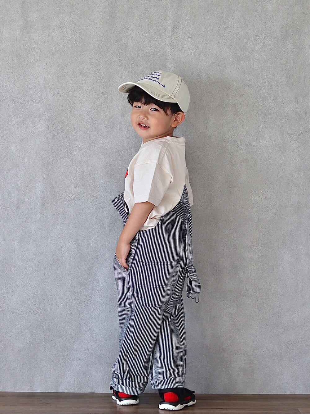 ホワイト系のTシャツ/カットソー、その他のサロペット/オーバーオール、ブラック系のサンダルを着用したキッズの夏コーディネートの3枚目の写真