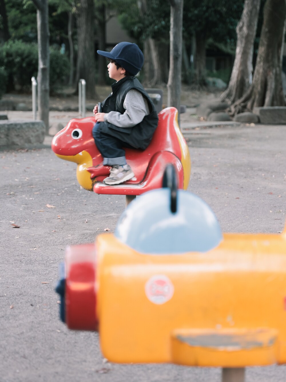 ブラック系のブルゾン、グレー系のスウェット、ホワイト系のTシャツ/カットソーを着用したキッズの秋コーディネートの5枚目の写真