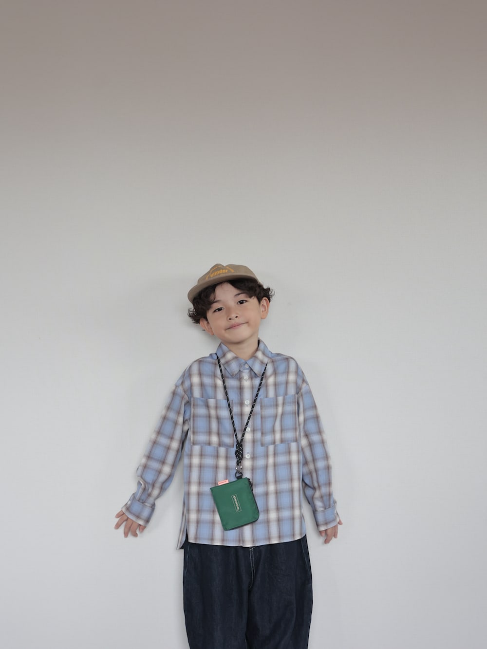 ブラウン系のその他シューズ、ブルー系のシャツ/ブラウス、ブルー系のパンツを着用したキッズの秋コーディネートの5枚目の写真