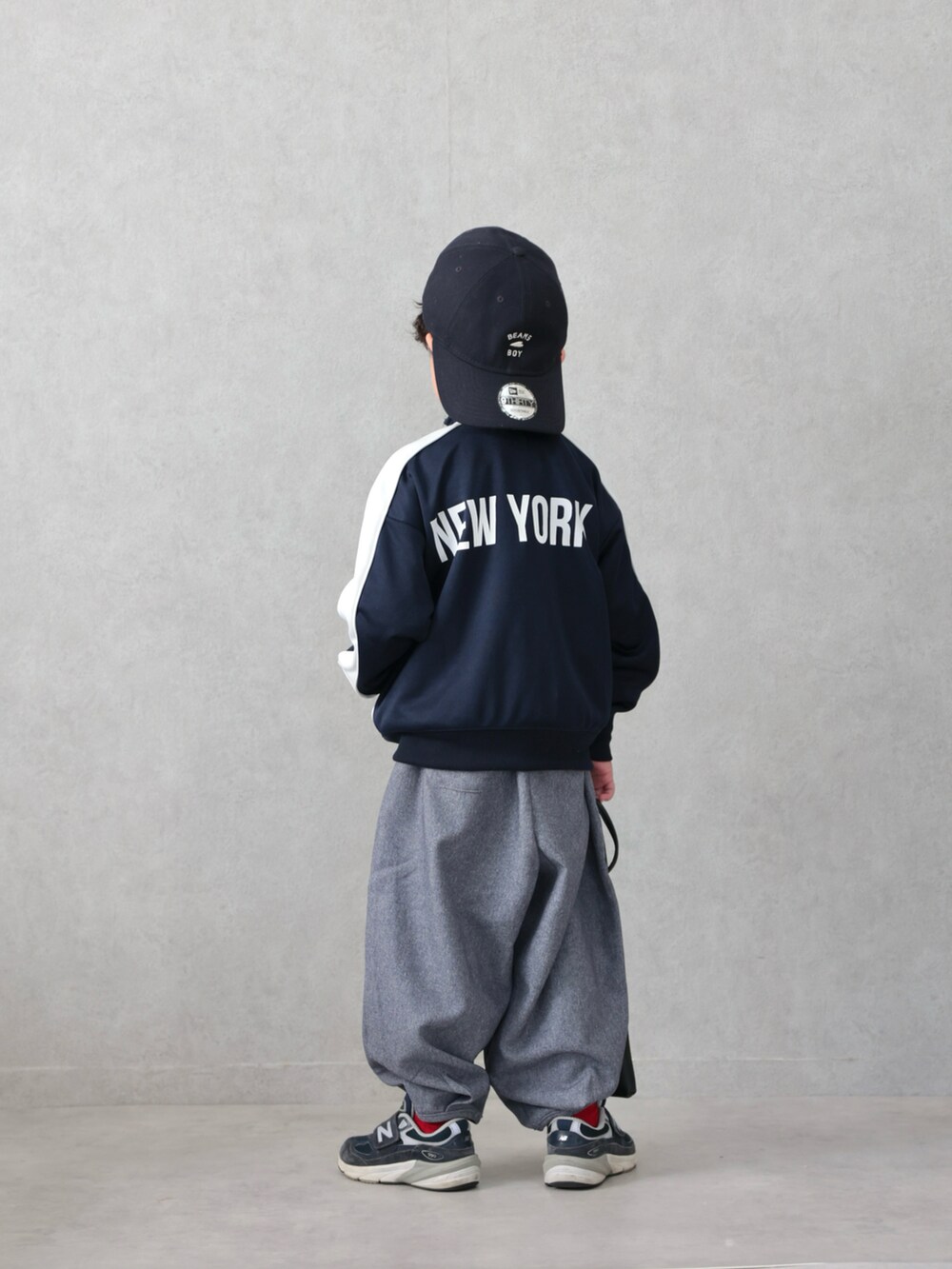 ブルー系のジャージ、グレー系のその他パンツ、ブルー系のスニーカーを着用したキッズの春コーディネートの3枚目の写真