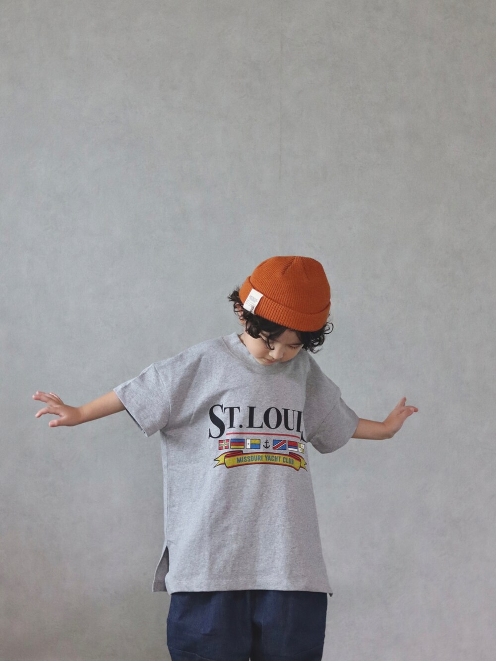 グレー系のTシャツ/カットソー、ブルー系のその他パンツ、ブラック系のサンダルを着用したキッズの夏コーディネートの5枚目の写真