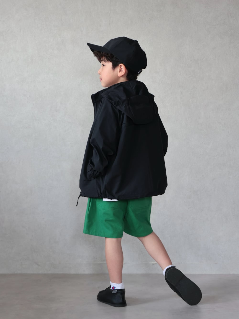 ブラック系のジャケット/アウター、ブラック系のTシャツ/カットソー、グリーン系のその他パンツを着用したキッズの春コーディネートの2枚目の写真