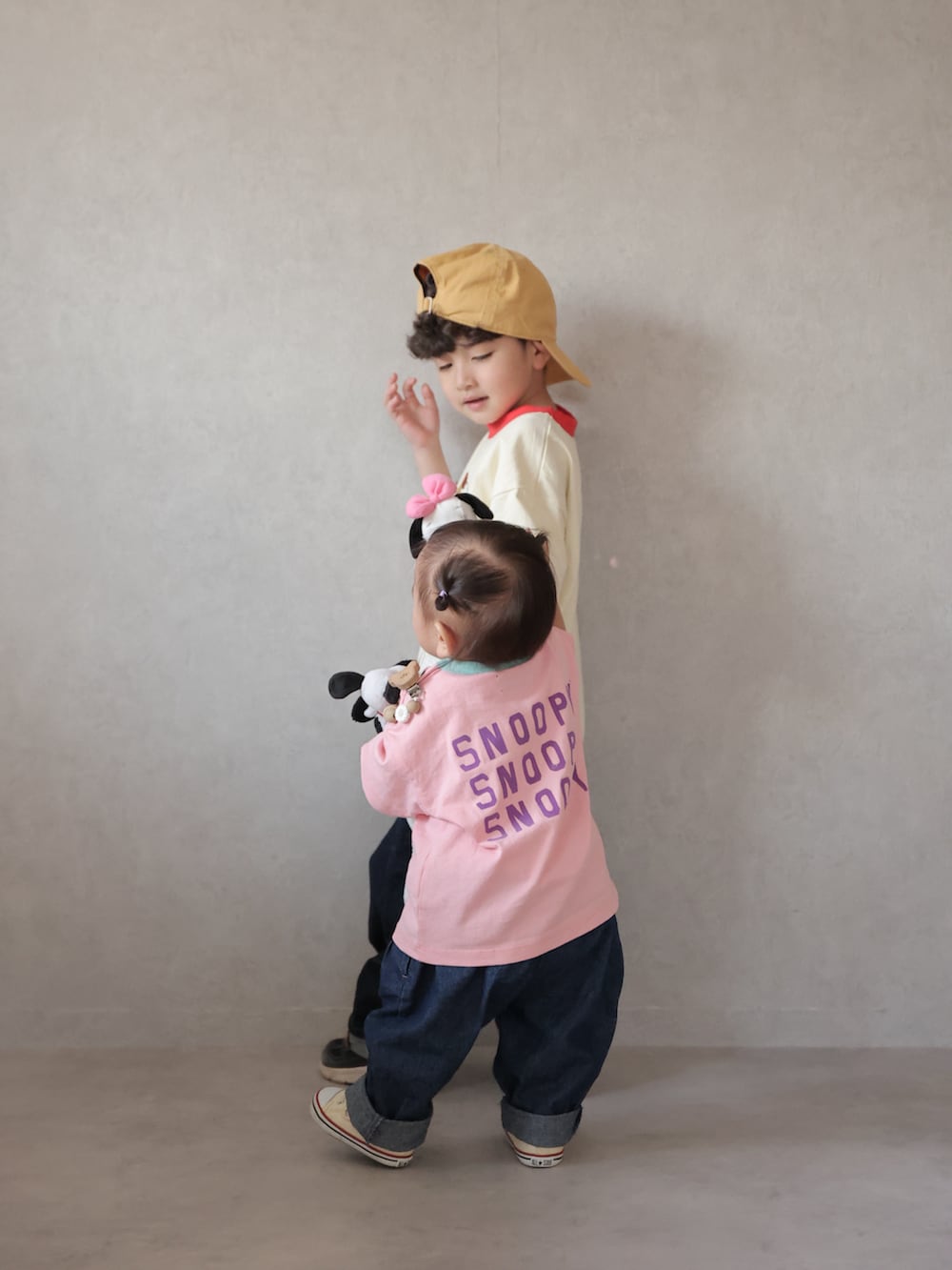ホワイト系のTシャツ/カットソー、ピンク系のTシャツ/カットソー、ブルー系のデニムパンツを着用したキッズの春コーディネートの3枚目の写真
