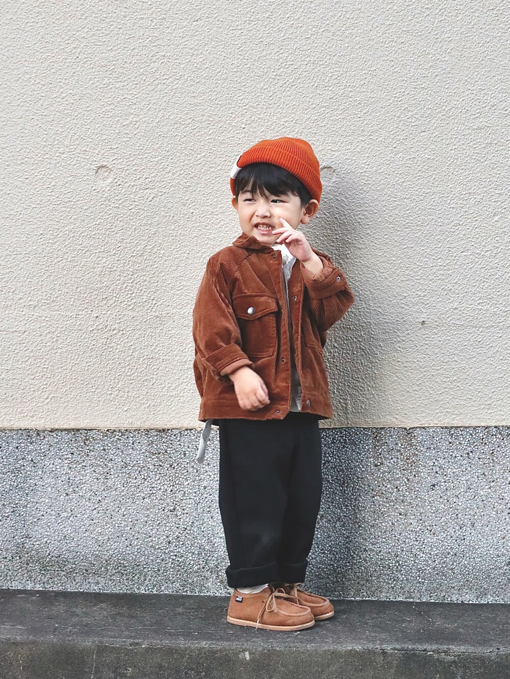 ブラウン系のブルゾン、ホワイト系のシャツ/ブラウス、ブラック系のその他パンツを着用したキッズの秋コーディネートの3枚目の写真