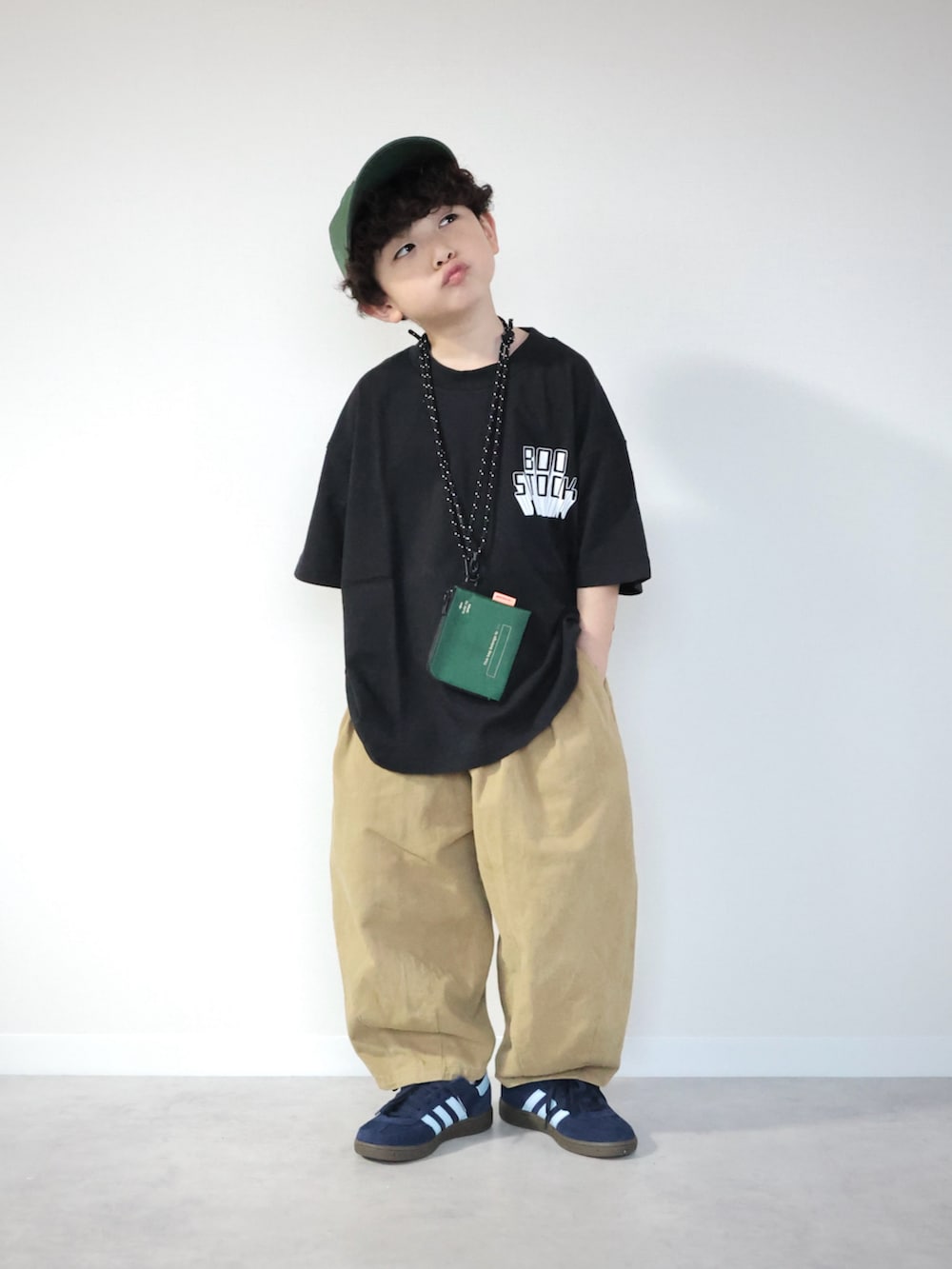 ブラック系のTシャツ/カットソー、ブラウン系のその他パンツ、ブルー系のスニーカーを着用したキッズの春コーディネートの2枚目の写真