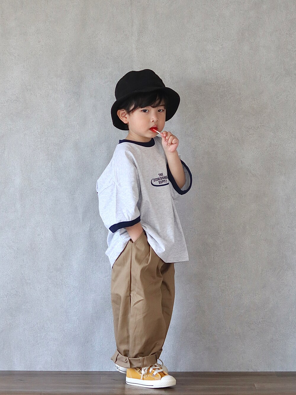 グレー系のTシャツ/カットソー、ベージュ系のその他パンツ、イエロー系のスニーカーを着用したキッズの春コーディネートの3枚目の写真