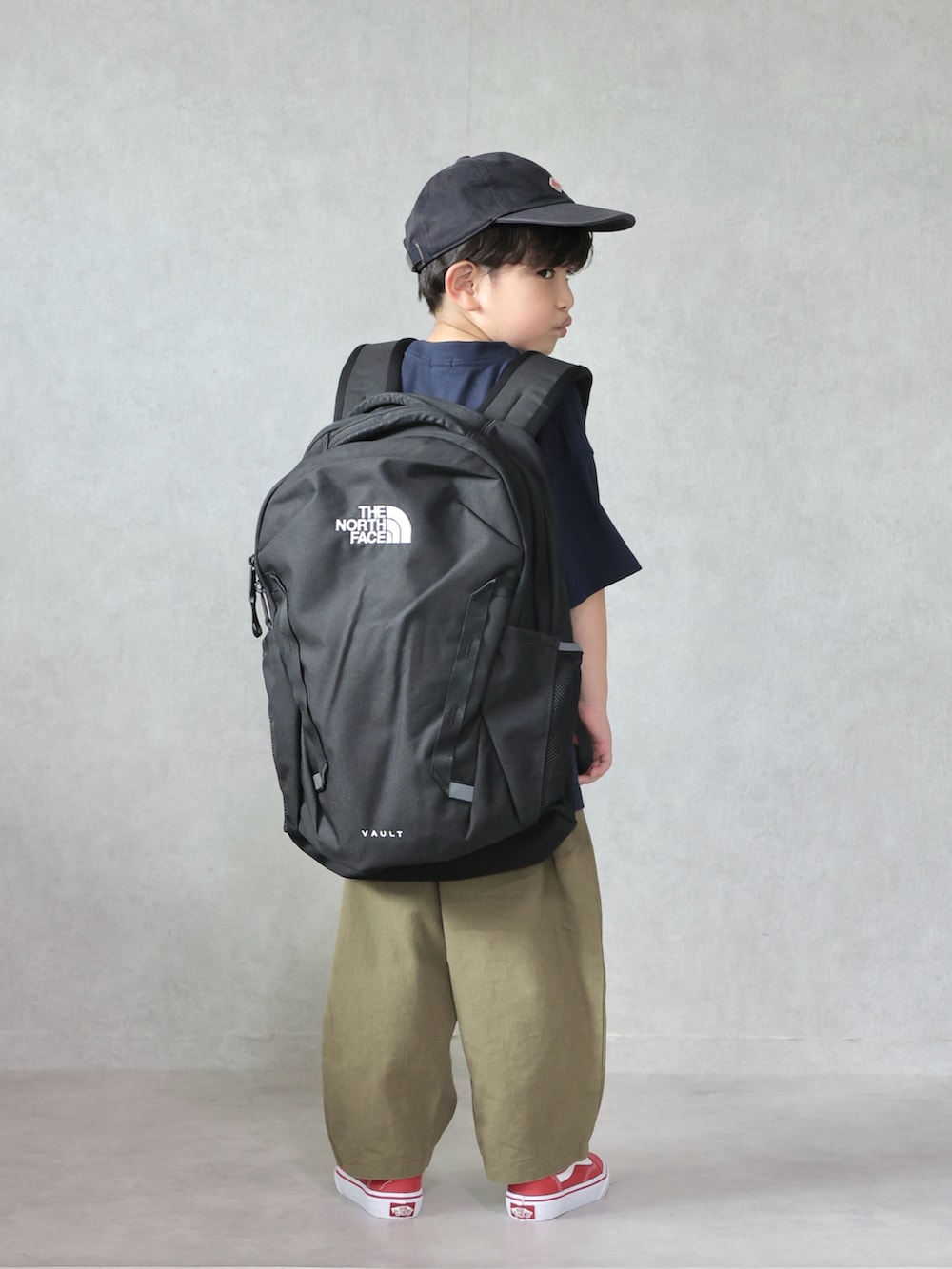 ブルー系のTシャツ/カットソー、グリーン系のカーゴパンツ、レッド系のスニーカーを着用したキッズの夏コーディネートの2枚目の写真