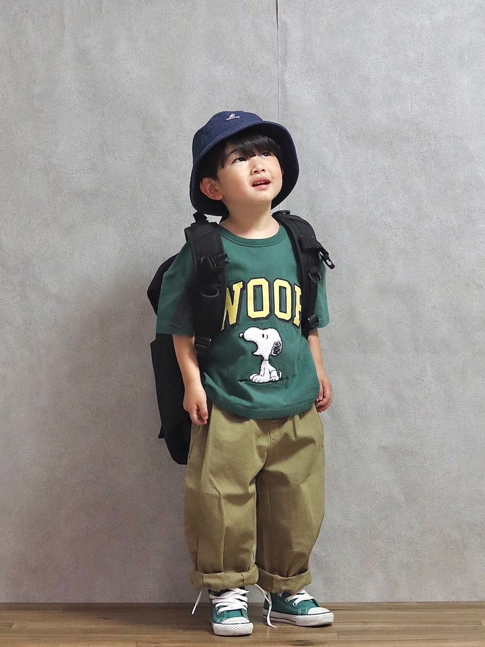 グリーン系のTシャツ/カットソー、ベージュ系のその他パンツ、ブラック系のバックパック/リュックを着用したキッズの夏コーディネートの4枚目の写真