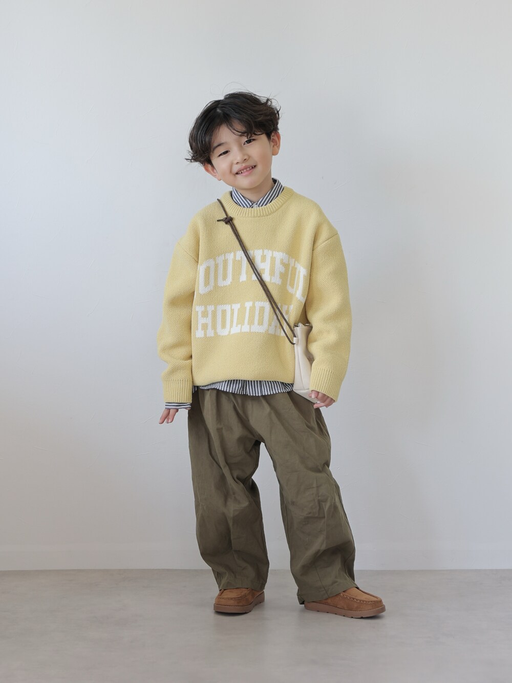 イエロー系のニット/セーター、ブラック系のシャツ/ブラウス、グリーン系のカーゴパンツを着用したキッズの冬コーディネートの5枚目の写真