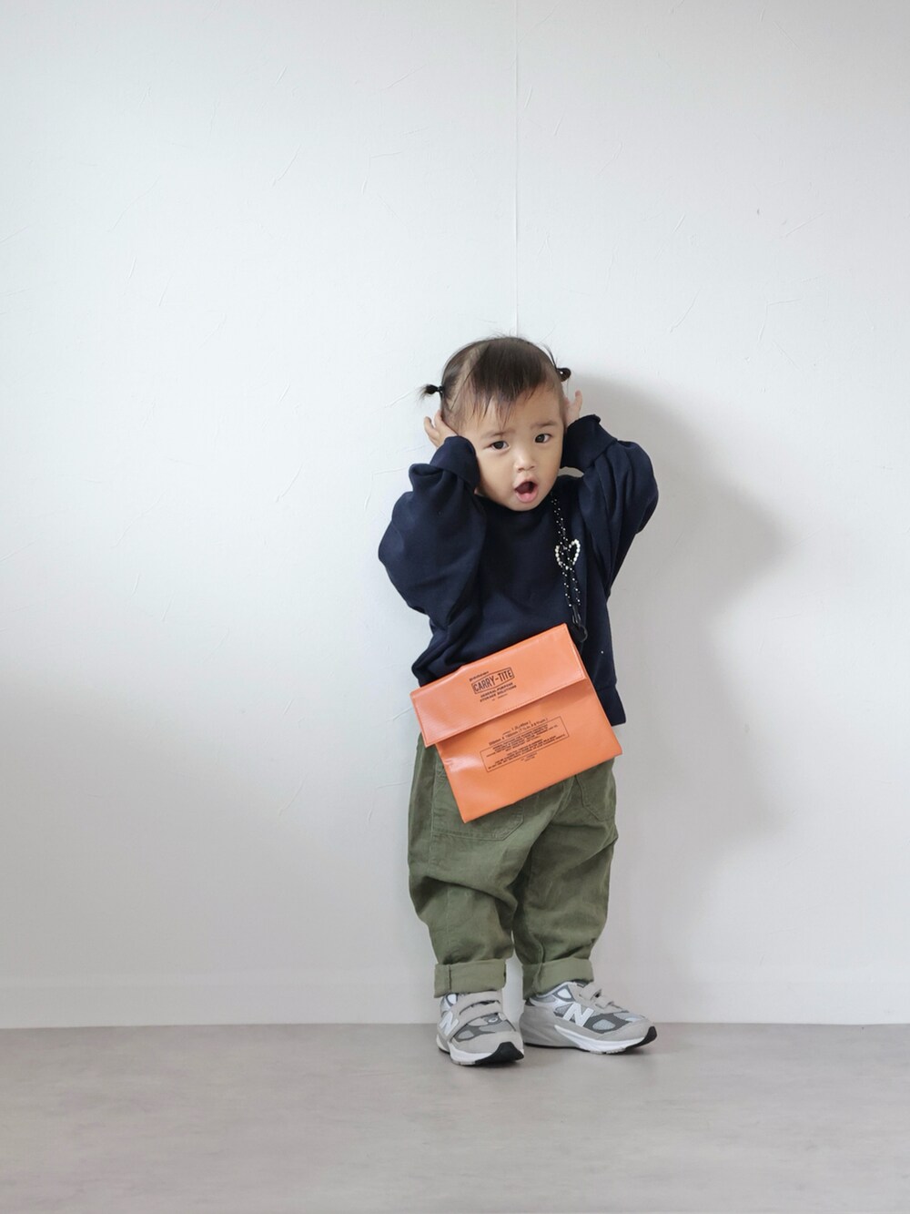 ブルー系のスウェット、グリーン系のパンツ、グレー系のスニーカーを着用したキッズの秋コーディネートの3枚目の写真