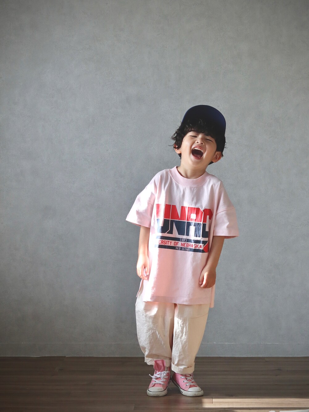 ブラック系のステンカラーコート、ピンク系のTシャツ/カットソー、ホワイト系のその他パンツを着用したキッズの春コーディネートの4枚目の写真